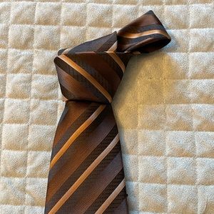 Brown tie and matching pocket square.